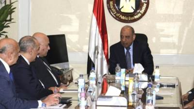 وزير قطاع الأعمال يتابع موقف الشركات من تدبير مستلزمات الإنتاج والمواد الخام