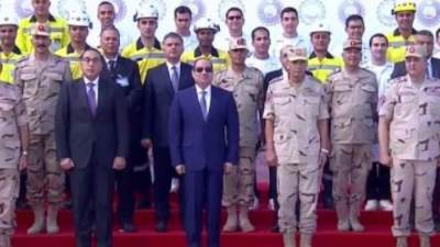 الرئيس يلتقط صورة تذكارية فى ختام افتتاح مشروع محور المشير أبو ذكرى