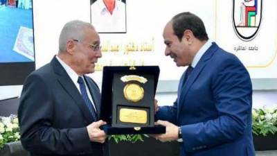 السيسي يكرم الاستشاري المشرف على تنفيذ محور أبو ذكرى