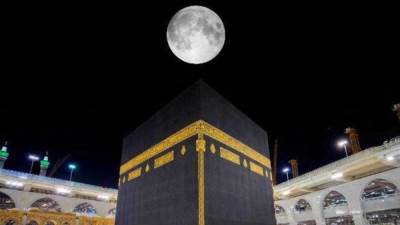 سماء مكة تشهد تعامد القمر على الكعبة المشرفة.. غدا