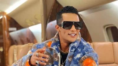 محمد رمضان يستعرض صوره داخل طائرة خاصة عبر إنستجرام