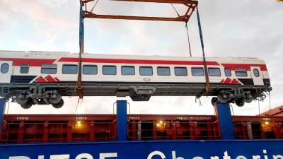 بالصور.. النقل تعلن استئناف توريد عربات السكة الحديد الجديدة من المجر