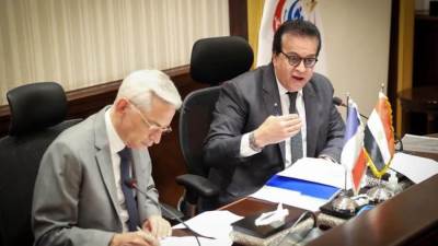 وزير الصحة يستقبل سفير فرنسا لدى مصر لمناقشة التعاون في القطاع الصحي