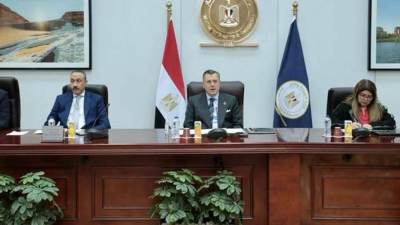 وزير السياحة يجتمع مع ممثلي اللجنة النقابية للعاملين بالهيئة العامة لتنشيط السياحة