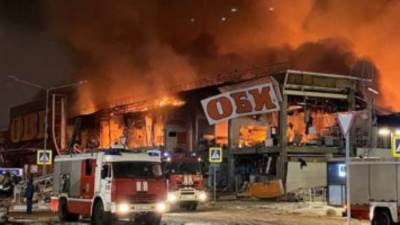 مصرع شخص إثر اندلاع حريق ضخم داخل مركز تجارى بضواحى موسكو