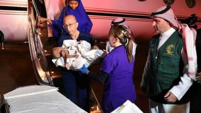 وصول التوأم السيامي النيجيري "حسانة وحسينة" إلى الرياض