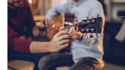 دراسة جديده تكشف العزف علي آله موسيقيه يحسن وظائف المخ 