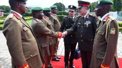 الفريق أسامة عسكر يعود إلي أرض الوطن بعد إنتهاء زيارته الرسمية ل«بوروندي»