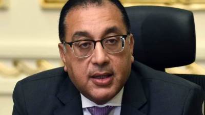 رئيس الوزراء يتفقد عدداً من المحال التجارية بنطاق مساكن مدينة 24 أكتوبر