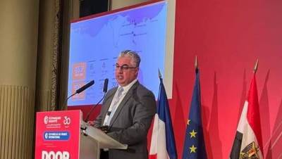 رئيس اقتصادية قناة السويس يستعرض خطة توطين القطاعات الصناعية