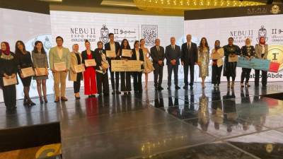 وزير التموين يقوم بتسليم الشهادات والجوائز للفائزين بمسابقة تصميم المجوهرات والمشغولات الذهبية