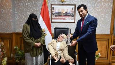 وزير الرياضة يكرم طالبة من ذوي الهمم لتفوقها العلمي والرياضي