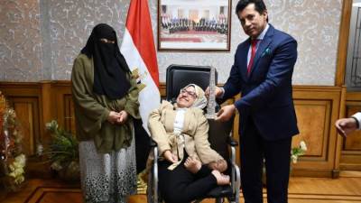 وزير الشباب والرياضة يكرم طالبة ذوي الهمم والقدرات لتفوقها العلمي والرياضي 