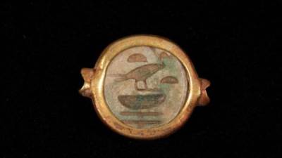 كشف أثرى جديد.. الكشف عن مجموعة من الحلى الذهبي بتل العمارنة بالمنيا