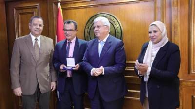 وزير التعليم العالي يكرم الطلاب الفائزين بالمركز الأول في مسابقة كأس العالم "إناكتس" لعام 2022