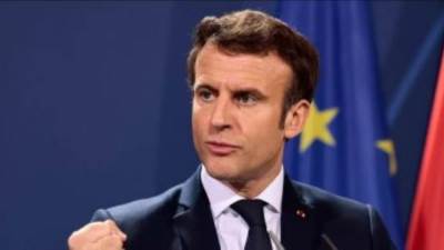 ماكرون فى قطر.. زيارة محتملة لغرفة ملابس الديوك ومرافقة آلان جيريس فى المقصورة