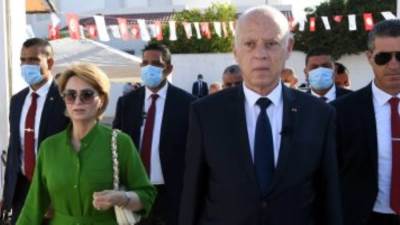 الرئيس التونسى وحرمه يدليان بصوتيهما لانتخاب أعضاء مجلس نواب الشعب