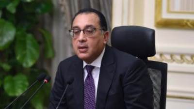 رئيس الوزراء يستمع لشرح حول معدات مصنع المحركات بالهيئة العربية للتصنيع