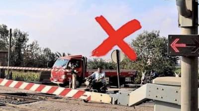 النقل تناشد المواطنين بعدم اقتحام المزلقانات أو السير عكس الاتجاه