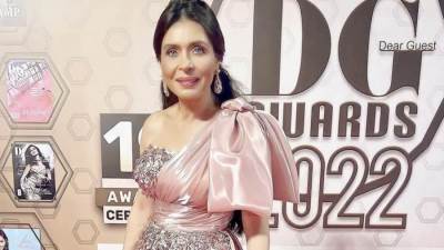 دينا تتألق على السجادة الحمراء من حفل دير جيست