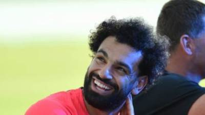 محمد صلاح فى لفتة إنسانية جديدة مع مشجع كفيف فى ليفربول