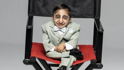 تقيل عليه.. أقصر رجل فى العالم يكشف معاناته مع الموبايل