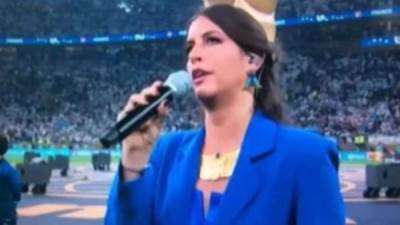 المصرية فرح الديبانى تغنى النشيد الوطنى لـ فرنسا فى نهائى كأس العالم