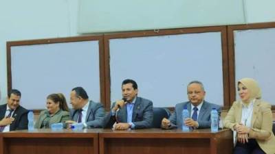 وزير الشباب يلتقي مجموعة كبيرة من الشباب داخل جامعة الإسكندرية