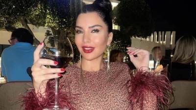 لاميتا فرنجية تستعرض أنوثتها بفستان قصير