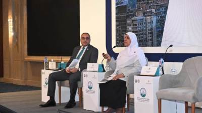 رئيس الإسكان تعرض ورقة عن الحوكمة والقوانين المنظمة لعملية البناء في مصر