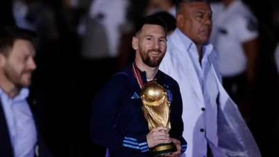 منتخب الأرجنتين يصل بوينس آيرس.. وآلاف المشجعين يستقبلون ميسى ورفاقه "صور"