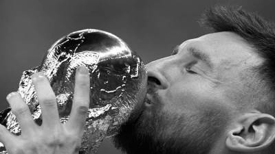 ميسي: لم أتوقف عن الحلم بحصد لقب كأس العالم.. ومارادونا شجعنا من السماء