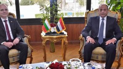 وزير الطيران يبحث مع سفير بلغاريا تعزيز  التعاون فى مجال النقل الجوي