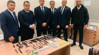 جمارك مطار القاهرة تضبط محاولة تهريب عدد من الأسلحة البيضاء وكمية من المواد المخدرة