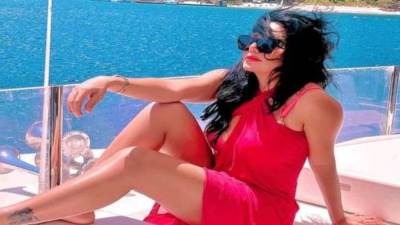 رانيا يوسف تراسل "ميسي" بالإسبانية