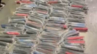 جمارك مطار القاهرة تضبط محاولتي تهريب كميه من السجائر الالكترونية ومستلزماتها