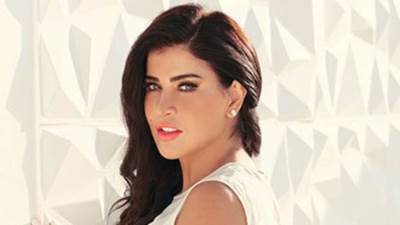 انت اللي عايش وأنا اللي ميتة.. وفاة والد الفنانة جومانا مراد 