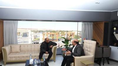 وزير قطاع الأعمال يلتقى محافظ أسوان لبحث المساهمة فى خطط التنمية بالمحافظة