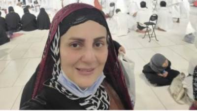 رانيا محمود ياسين من أمام الكعبة المشرفة: أتممت عمرتين لى ولأبى