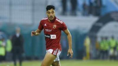 نجوم الأهلى يدعمون أكرم توفيق معنويا لتخفيف صدمة الرباط الصليبى