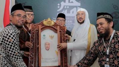 مجلس العلماء بإندونسيا يمنح وزير الشؤون الإسلامية وسام الاستحقاق من الطبقة الأولى