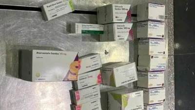 جمارك مطار القاهرة تضبط محاولتي تهريب عدد من الأقراص المخدرة وسيف معدني وخنجر