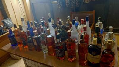 ضبط زجاجات مشروبات كحولية أجنبية غير خالصة الضرائب والرسوم في الأقصر