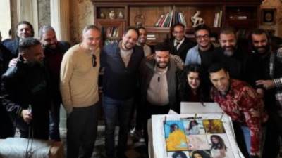 أسرة فيلم "البطة الصفرا" تحتفل بعيد ميلاد غادة عادل فى أول أيام التصوير