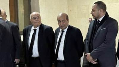 طارق الشناوى يستقبل واجب العزاء فى شقيقه بمسجد حسن الشربتلى