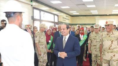 هدية تذكارية للسيسي في ختام افتتاح مصنعي الغازات الطبية والصناعية