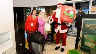 مصر للطيران تحتفل بأعياد الكريسماس مع عملائها بمطار القاهرة