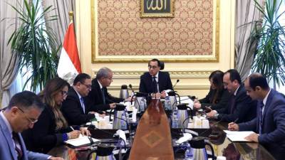 رئيس الوزراء يتابع مع وزير التموين موقف توافر السلع في الأسواق