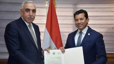 وزير الشباب والرياضة يلتقي سفير العراق بمصر ويتسلم دعوة حضور "خليجي 25"