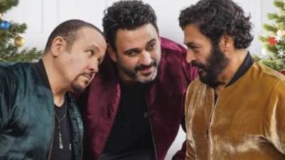 أكرم حسنى يروج لأغنية "السهر والانبساط" بصورة مع حميد الشاعرى وهشام عباس